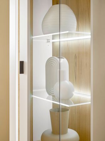 Vitrine Bellport in wei� matt und Wotan Eiche Vitrinenschrank inklusive Frontbeleuchtung 55 x 200 cm