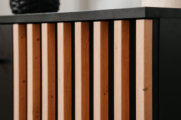 Kommode Biella in Schwarz und Artisan Eiche, Sideboard 118 x 90 cm, Anti Fingerprint