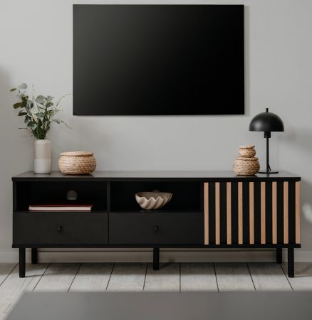 TV-Lowboard Biella in schwarz mit Lamellen in Artisan Eiche Dekor 138 cm, Anti Fingerprint beschichtet