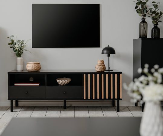 TV-Lowboard Biella in schwarz mit Lamellen in Artisan Eiche Dekor 138 cm, Anti Fingerprint beschichtet