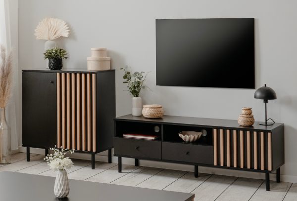 TV-Lowboard Biella in schwarz mit Lamellen in Artisan Eiche Dekor 138 cm, Anti Fingerprint beschichtet