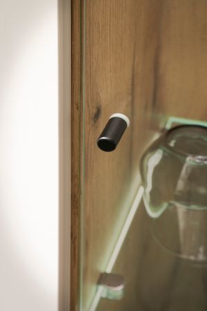 Vitrine Lavell in wei� matt und Evoke Eiche Vitrinenschrank 72 x 200 cm, Soft-Close-Funktion