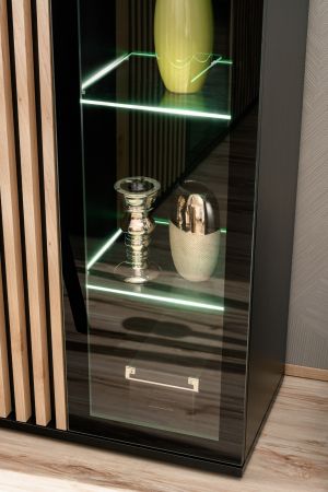 Vitrine Morgan in schwarz und Jackson Eiche Vitrinenschrank mit 3D-Lamellen inkl. LED