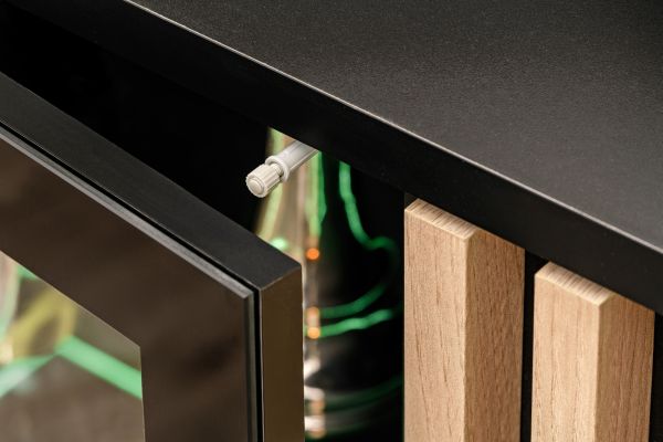 Vitrine Morgan in schwarz und Jackson Eiche Highboard mit 3D-Lamellen inkl. LED