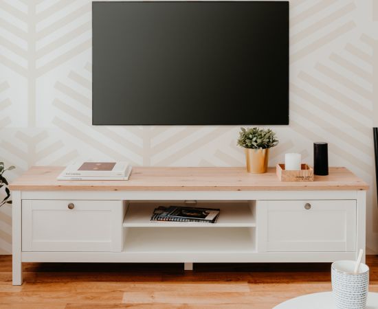 TV-Lowboard Vestland in wei� und Artisan Eiche Landhaus Fernsehtisch 160 x 45 cm TV-Unterteil