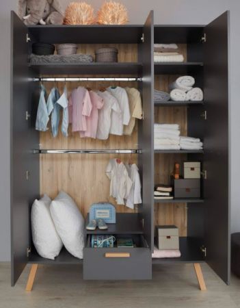 Baby- und Kinderzimmer Kleiderschrank Svea in grau matt mit Buche massiv 3-t�rig 130 x 190 cm