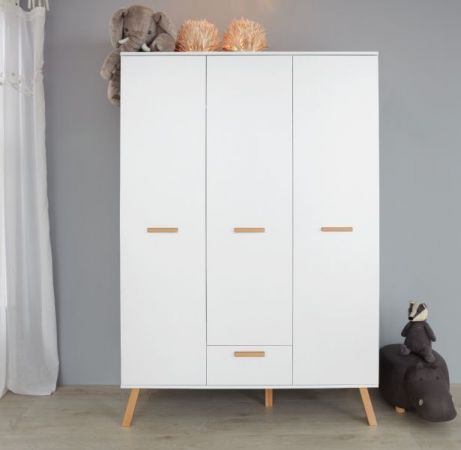Baby- und Kinderzimmer Kleiderschrank Svea in wei� matt mit Buche massiv 3-t�rig 130 x 190 cm