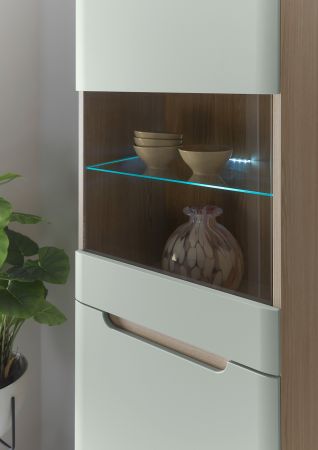 Vitrine Isgard in Pistazie matt und Scandi Eiche Vitrinenschrank 53 x 197 cm mit Soft-Close