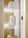 Vitrine Bellport in wei� matt und Wotan Eiche Vitrinenschrank inklusive Frontbeleuchtung 55 x 200 cm