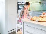 BOMI� Lernturm Swubi in wei� und natur Learning Tower Stehhilfe f�r Kinder